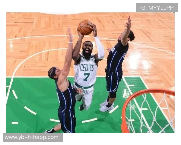 杰伦布朗表现平平18投9中贡献26分8篮板4助攻2抢断罚球命中率尚可